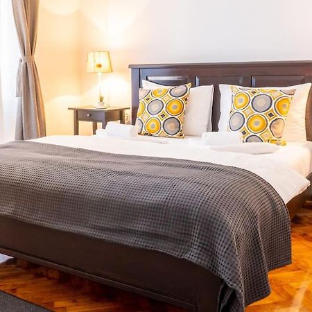 Central And Comfy 2Bdr Apartment Near Parliament Belgrado Exterior foto