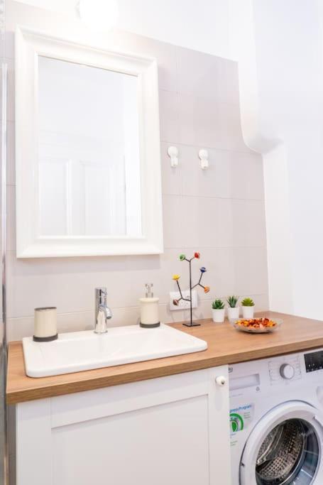 Central And Comfy 2Bdr Apartment Near Parliament Belgrado Exterior foto