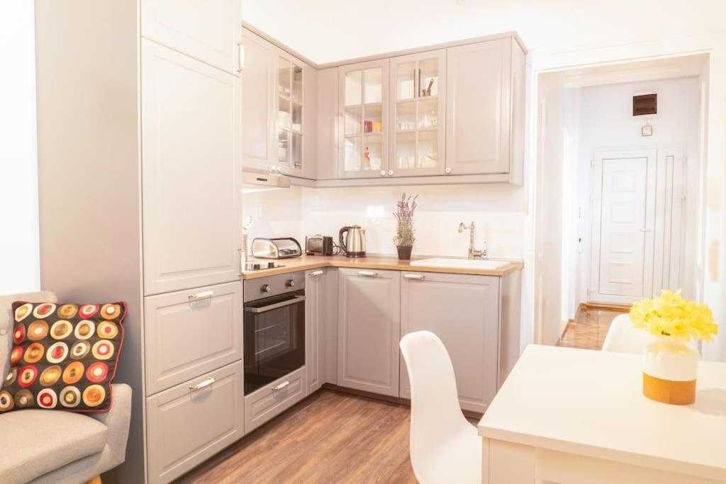 Central And Comfy 2Bdr Apartment Near Parliament Belgrado Exterior foto
