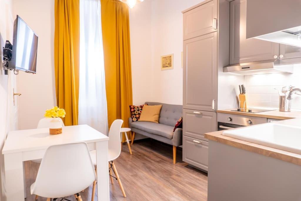Central And Comfy 2Bdr Apartment Near Parliament Belgrado Exterior foto