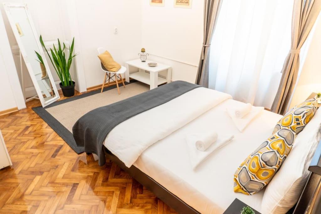 Central And Comfy 2Bdr Apartment Near Parliament Belgrado Exterior foto
