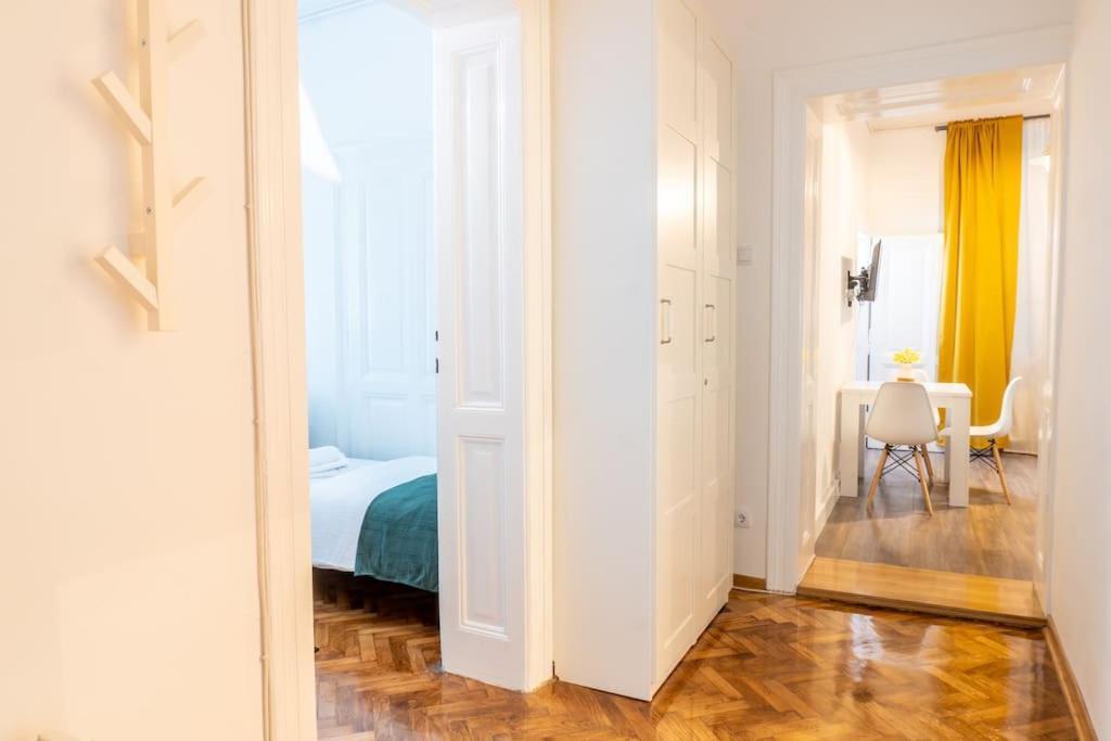 Central And Comfy 2Bdr Apartment Near Parliament Belgrado Exterior foto